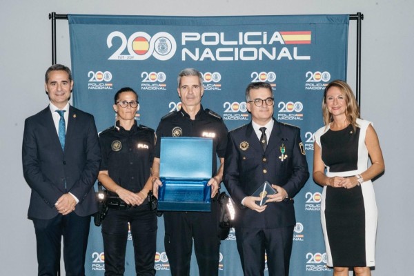 La Policía Nacional distingue a la unidad Viogén de Castellón y condecora al comisario jefe Catalán