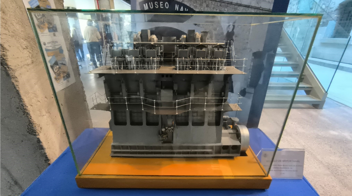 Antiguos alumnos de Bazán inauguran una muestra con más de 80 piezas sobre la historia de la Escuela