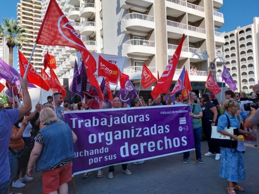 Las camareras de piso se concentran frente a un hotel de Benidorm para exigir mejoras