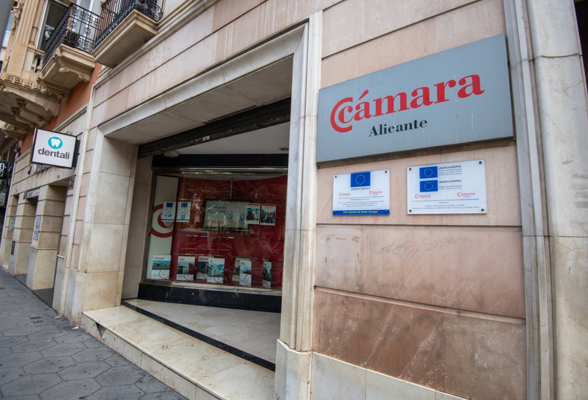 El 'casero' de la Cámara en Ruperto Chapí vende el edificio y le da dos meses para buscar una sede: ¿Panoramis, o el antiguo Palas? 