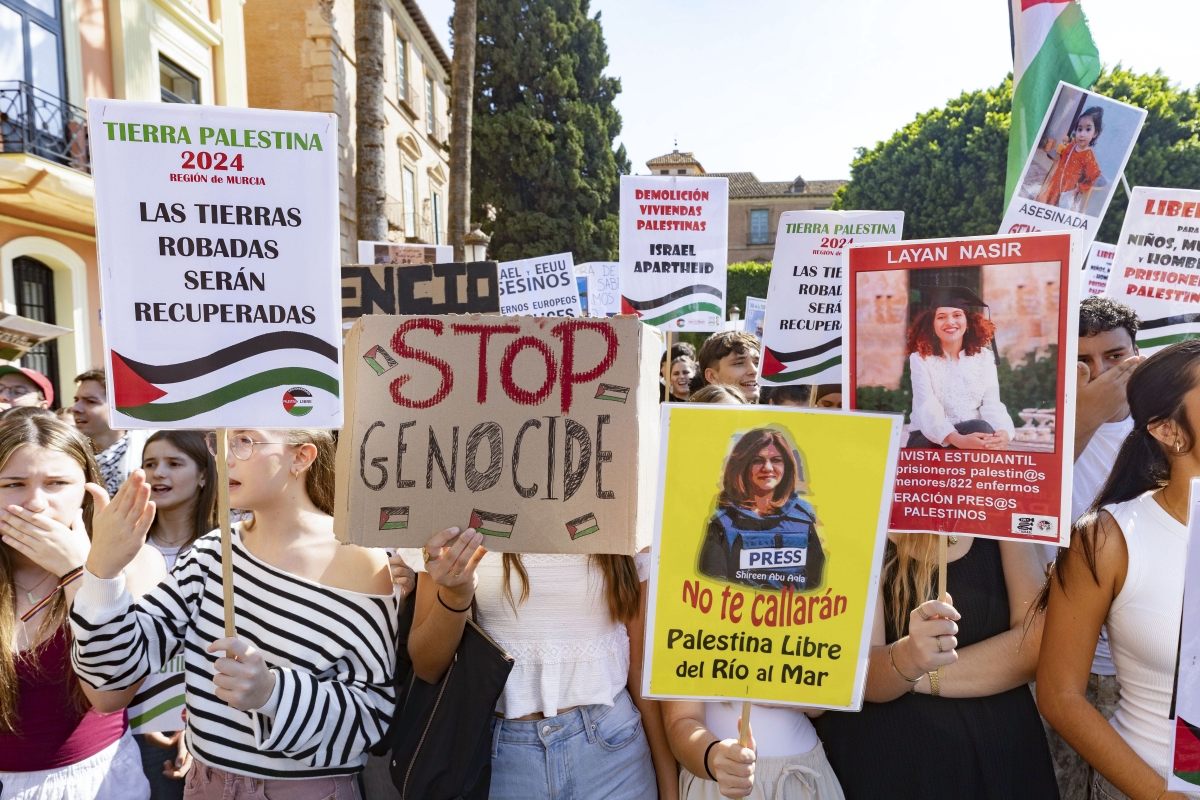 Más de 200 personas se han congregado en Murcia en protesta por la interceptación del ejército israelí de la flotilla.