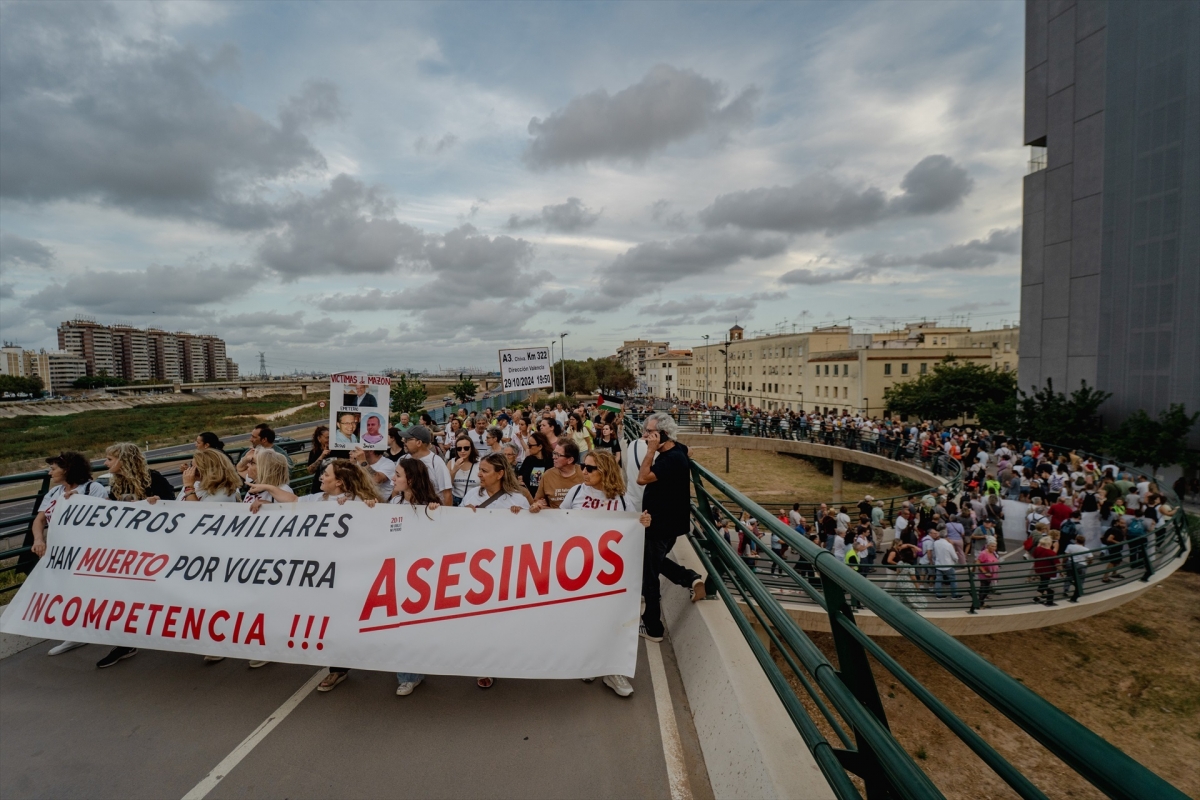 Vecinos critican la retirada de la placa del Pont de la Solidaritat y las deficiencias de La Torre