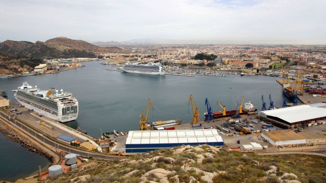 La caída en el transporte de petróleo, fuel y gas frena el tráfico de mercancías en el Puerto

