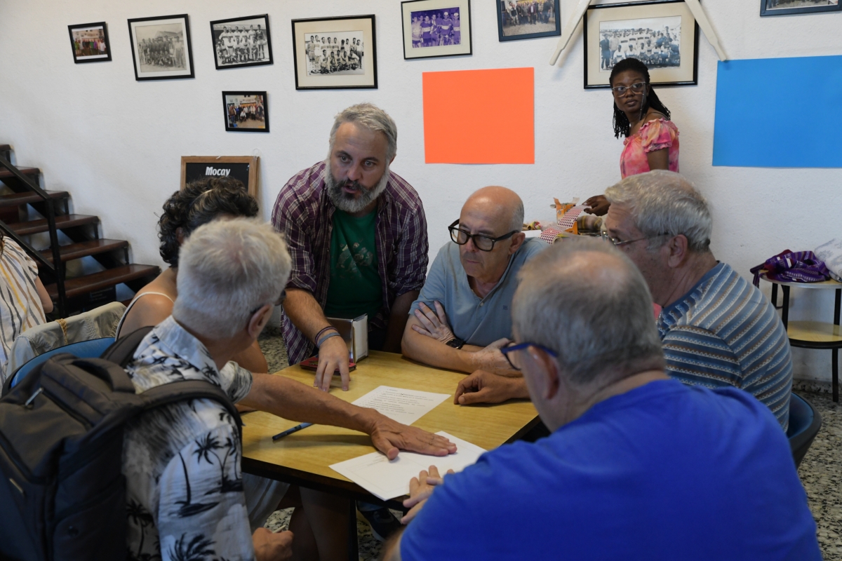 Los vecinos del Raval Roig de Alicante persisten en su plan integral: exigen más limpieza y un centro social