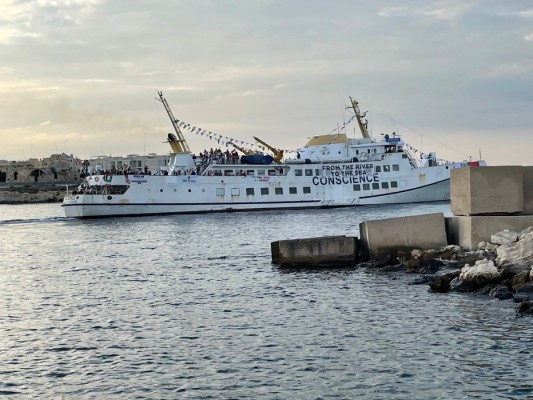 Una nueva flotilla enfila rumbo a Gaza pese a la última interceptación
