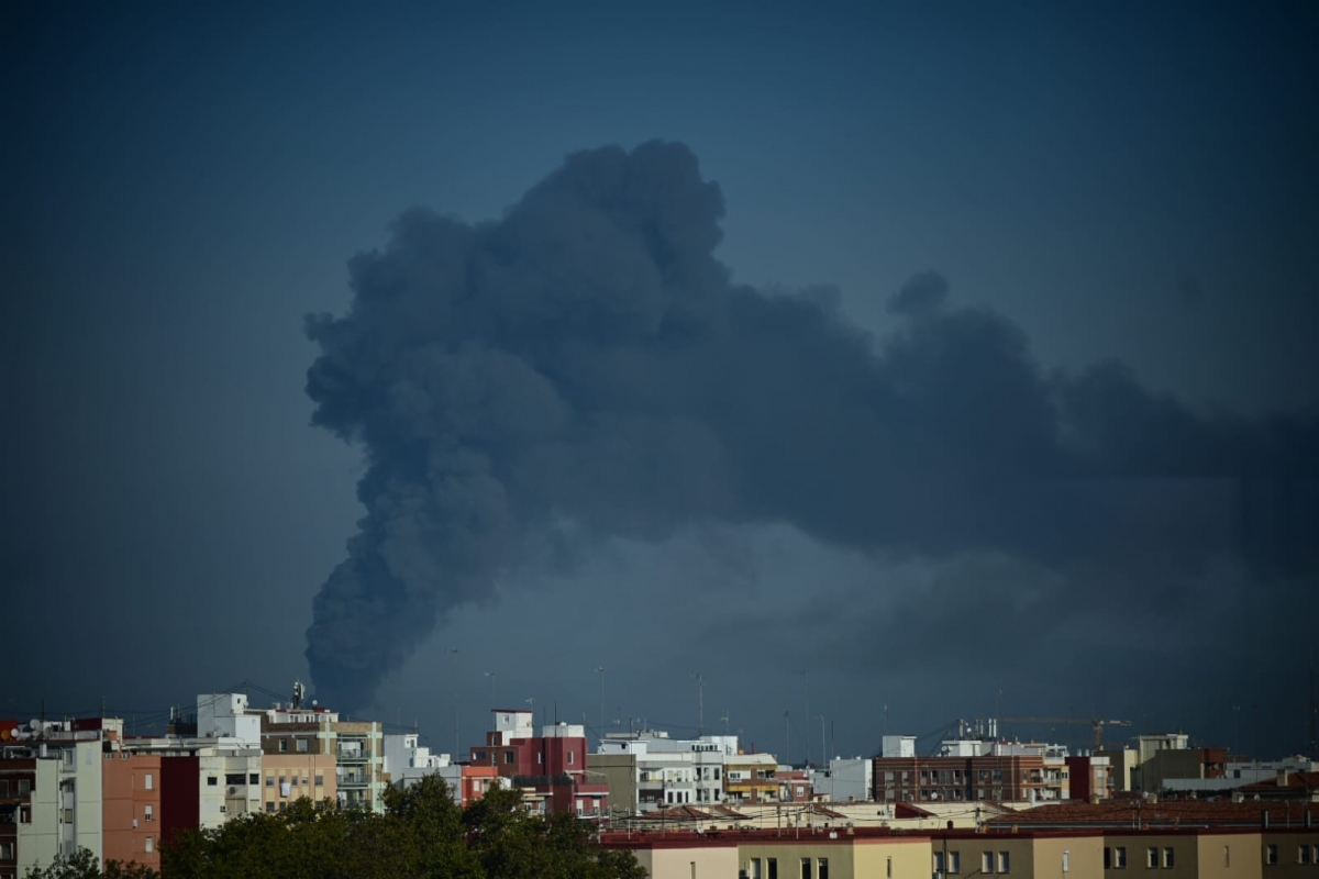 El incendio industrial en Bonrepós hace colapsar una nave con líquidos peligrosos 