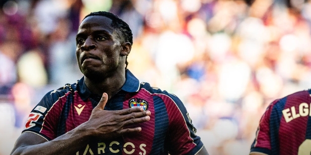 Etta Eyong recibe la citación de Camerún para medirse a Mauricio y Angola