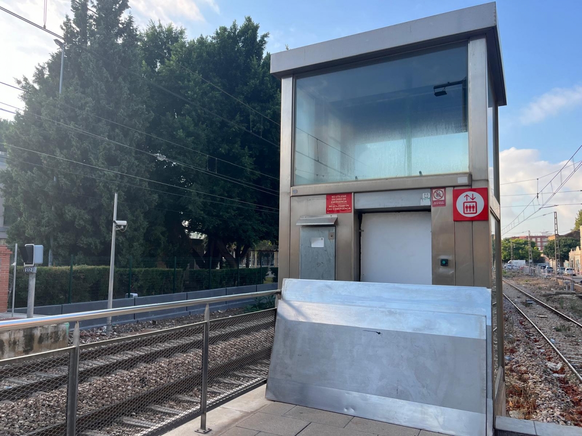 Las estaciones de Alfafar, Massanassa y Catarroja, sin ascensores para cruzar los andenes casi un año después de la Dana