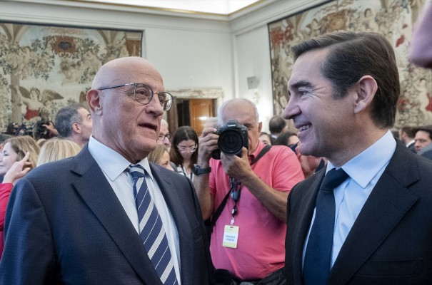 Torres y Oliu vuelven a coincidir en la toma de posesión de Escrivá e intercambian unas palabras
