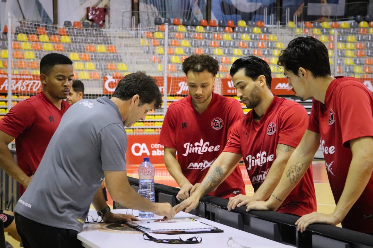 El Jimbee, líder y doble campeón, recibe al colista Alzira como favorito para seguir en lo más alto