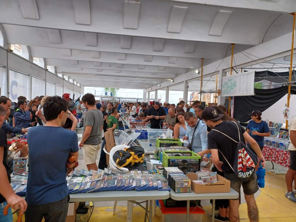 RetroAlacant llena Las Cigarreras del ambiente de los años 70 a los 90 con stands, talleres, música y juegos