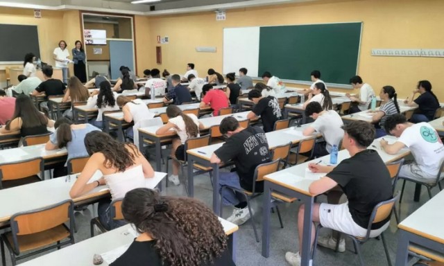 Diez centros educativos se movilizan contra la supresión de los exámenes de la PAU en Alcoy