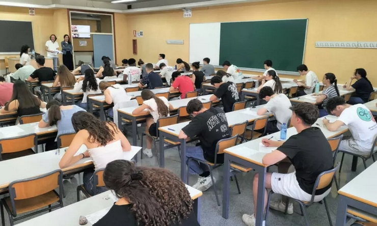 Diez centros educativos se movilizan contra la supresión de los exámenes de la PAU en Alcoy