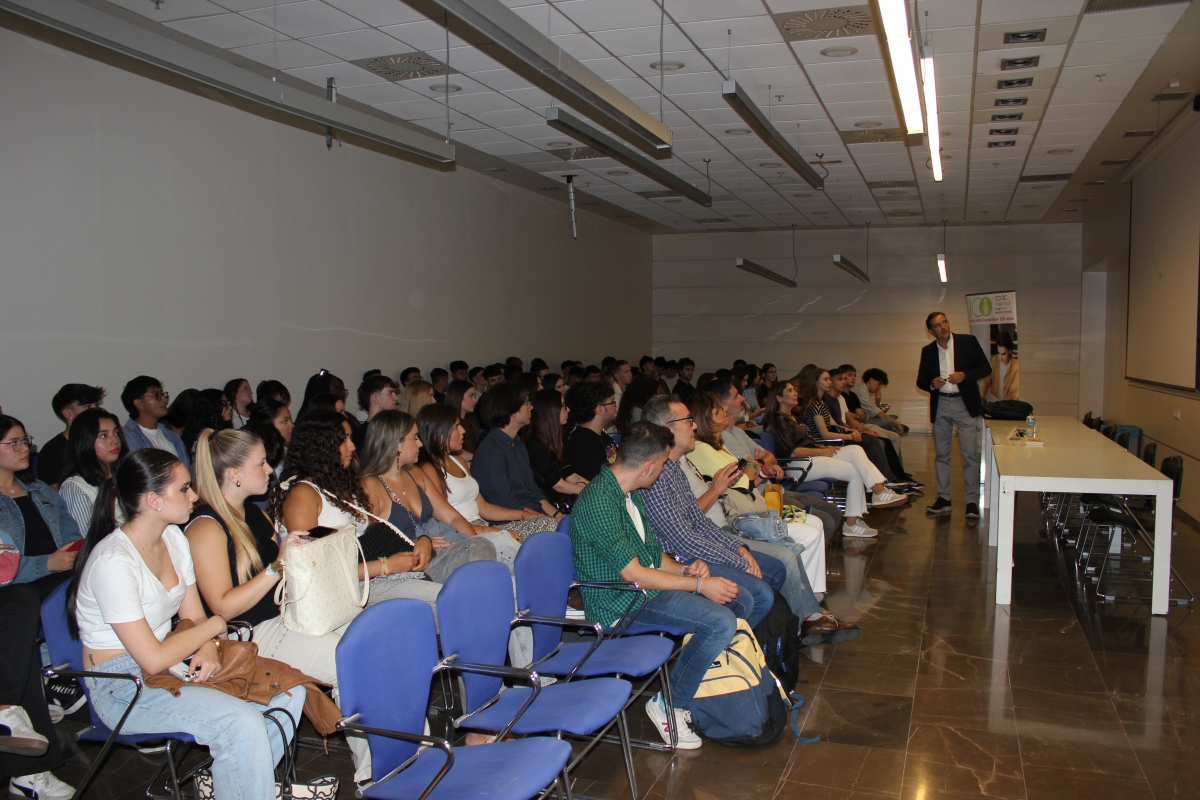 El Colegio de Agentes Comerciales acerca la profesión a los alumnos del IES Abastos en Feria Hábitat