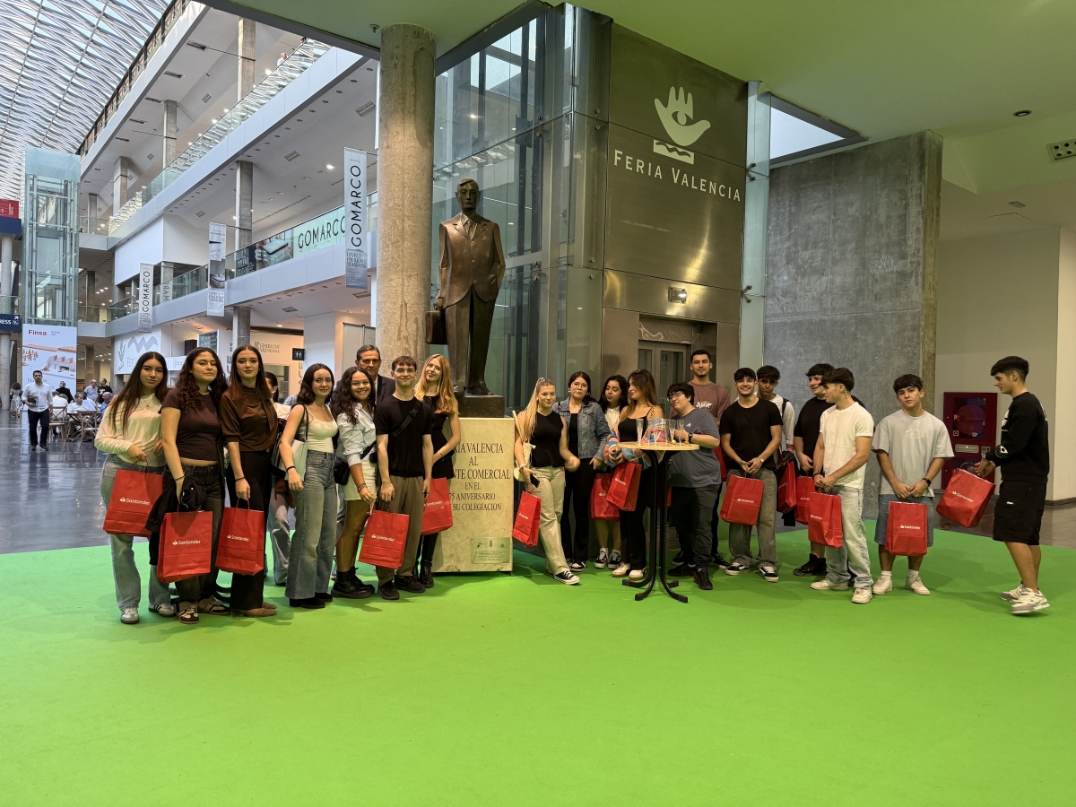 Alumnos del IES Abastos con escultura al Agente Comercial en Feria Valencia. - Foto: COACVALENCIA Alumnos del IES Abastos con escultura al Agente Comercial en Feria Valencia.