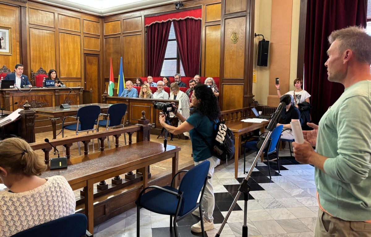 Un delegado de personal, durante su intervención en el pleno.