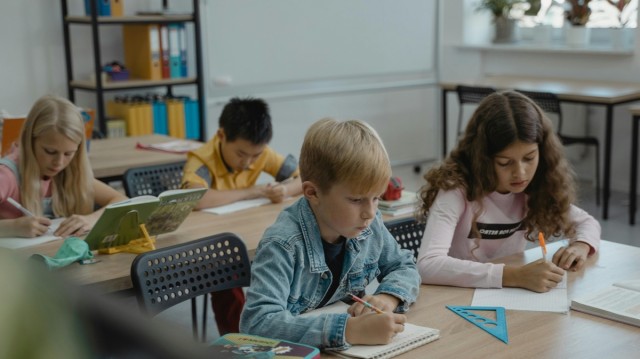 València destina 50.000 euros a la renovación de libros de texto en colegios municipales