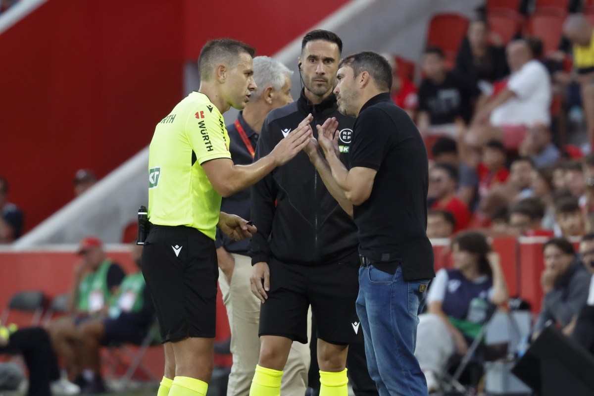 Adrián Cordero y Eduardo Coudet intercambian opiniones en Son Moix - Foto: EFE