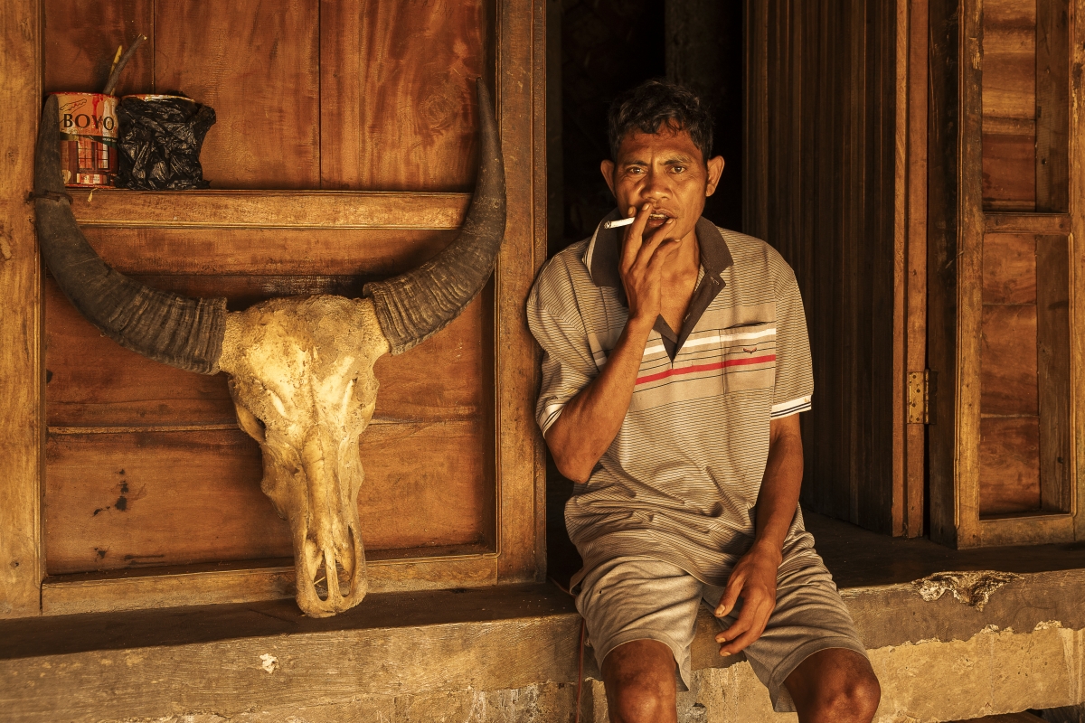 Un señor en el porche de su casa - Olga Briasco Un señor en el porche de su casa