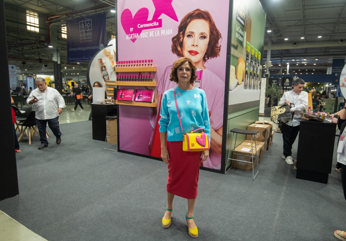 Ágatha Ruiz de la Prada en el stand de Carmencita en Alicante Gastronómica 2025