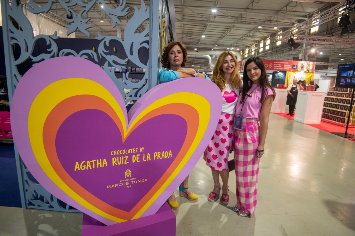 María Llorca Y Ágatha Ruiz de la Prada en el stand de Chocolates Marcos Tonda en Alicante Gastronómica - FOTOS: RAFA MOLINA María Llorca Y Ágatha Ruiz de la Prada en el stand de Chocolates Marcos Tonda en Alicante Gastronómica