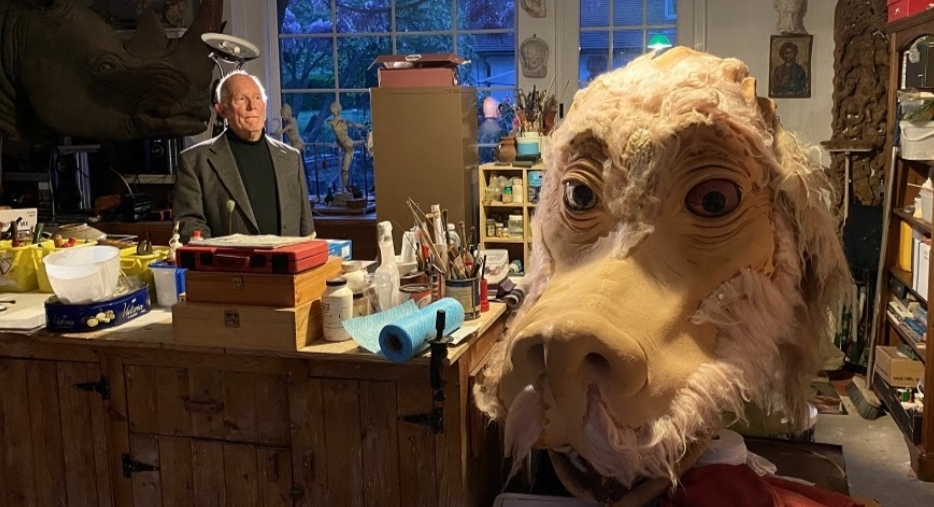 Colin Arthur con Falkor de La historia interminable - Imágenes cedidas por Colin Arthur Colin Arthur con Falkor de La historia interminable