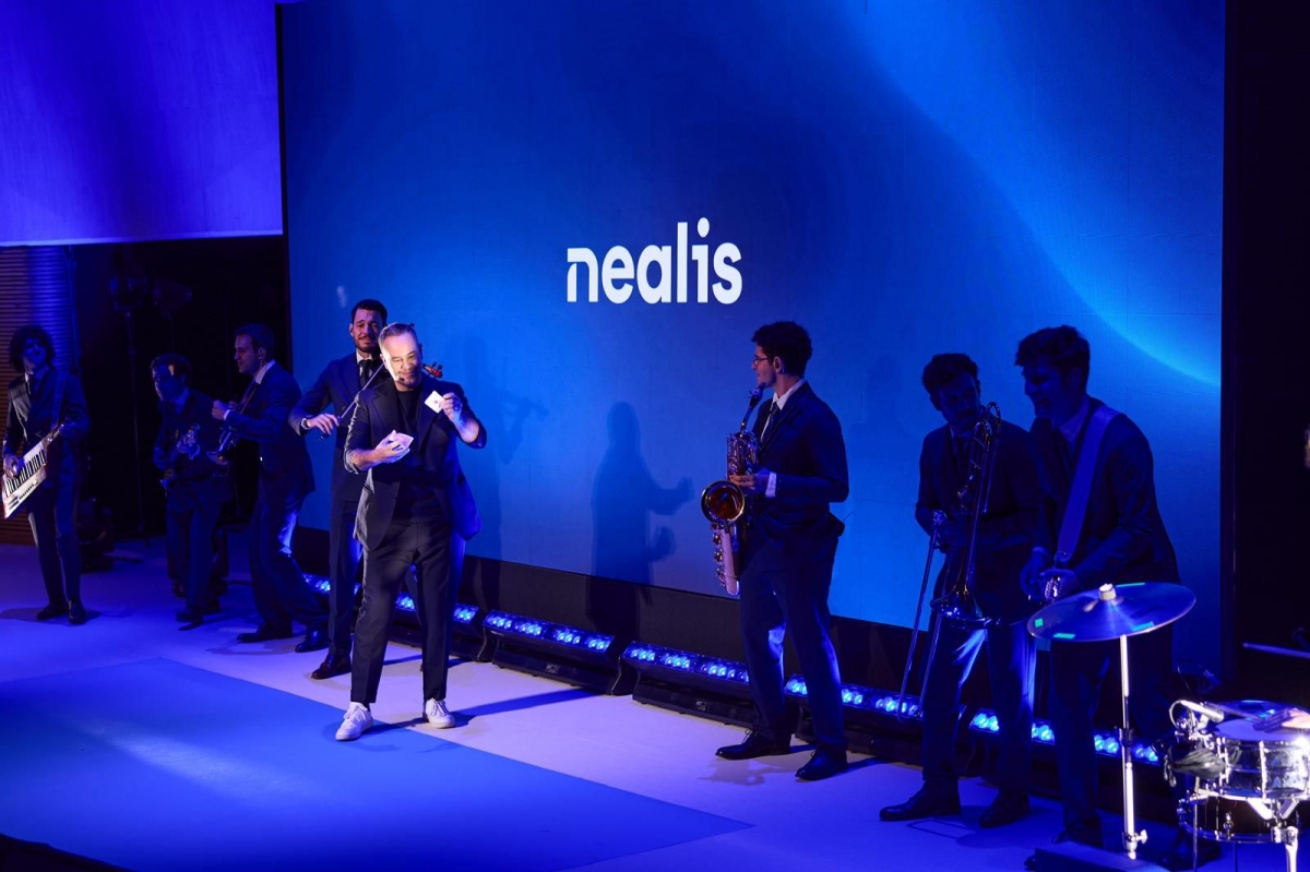 El ilusionista Jorge Blass y Pablo Navarro Thr Brass Band pusieron magia al encuentro. - Foto: NEALIS El ilusionista Jorge Blass y Pablo Navarro Thr Brass Band pusieron magia al encuentro.