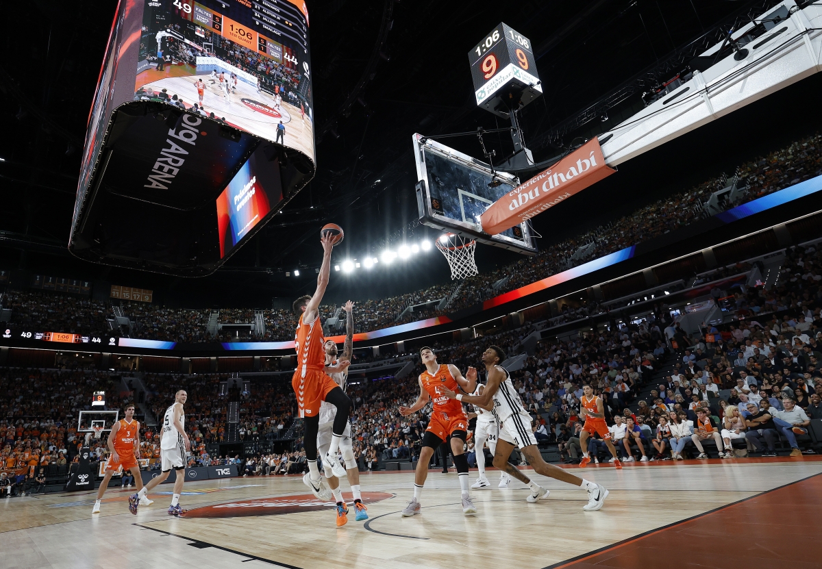 De Larrea guía a Valencia Basket en la primera noche del Roig Arena