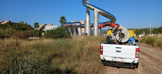 La Diputación despliega tratamientos aéreos y terrestres para luchar contra los mosquitos en todos los municipios del litoral