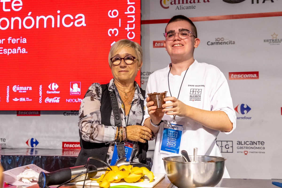 La Alicante Gastronómica más social: David Martínez, un adolescente con autismo, ofrece una clase magistral sobre cocina