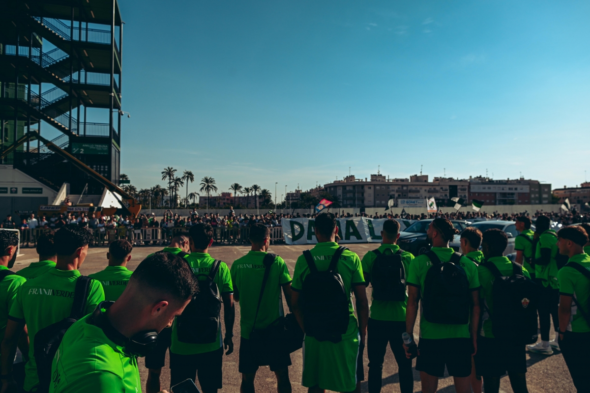 Los aficionados del Elche CF transmiten su apoyo a su equipo antes de la visita al Alavés - Foto: ECF