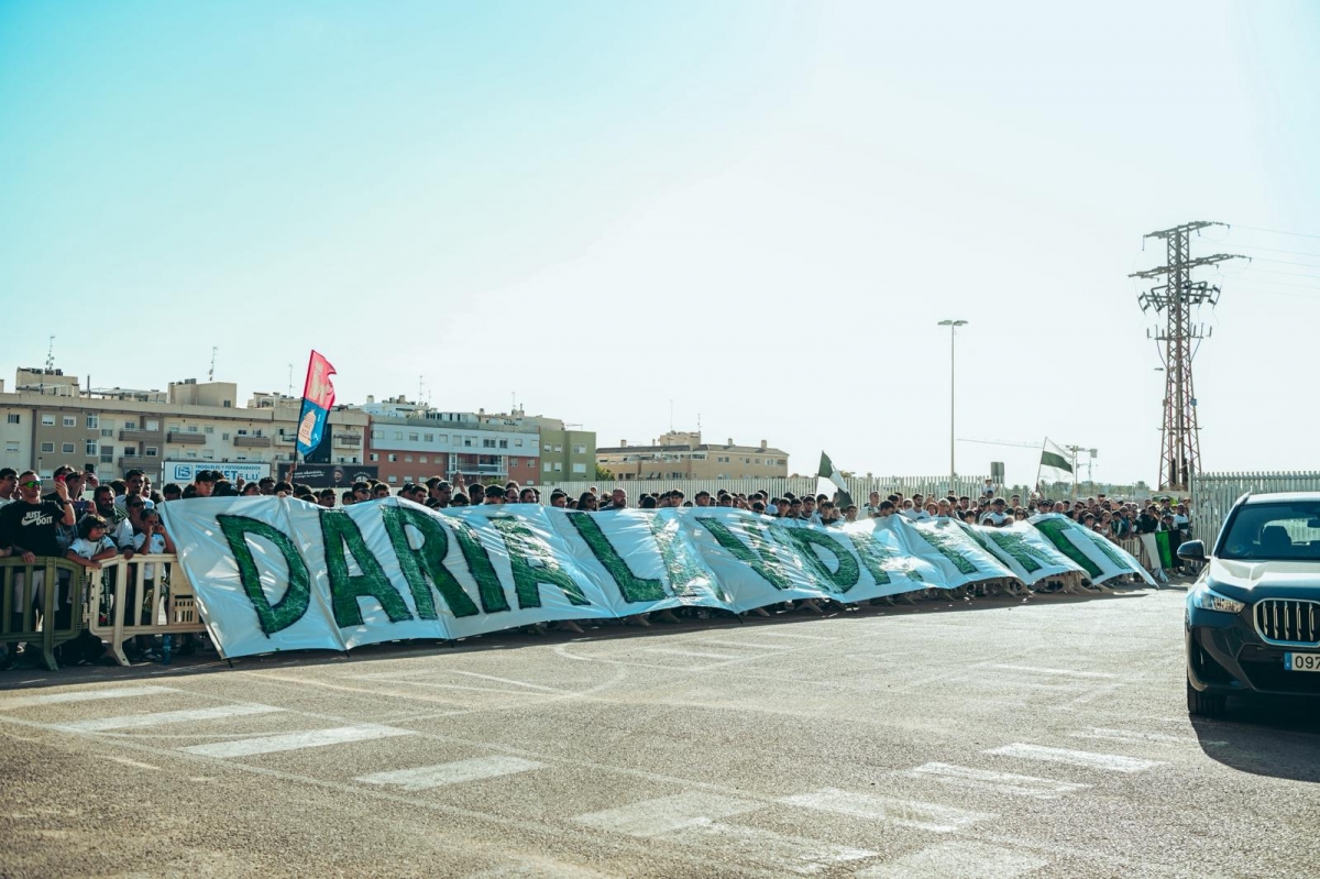 Los aficionados del Elche CF transmiten su apoyo a su equipo antes de la visita al Alavés