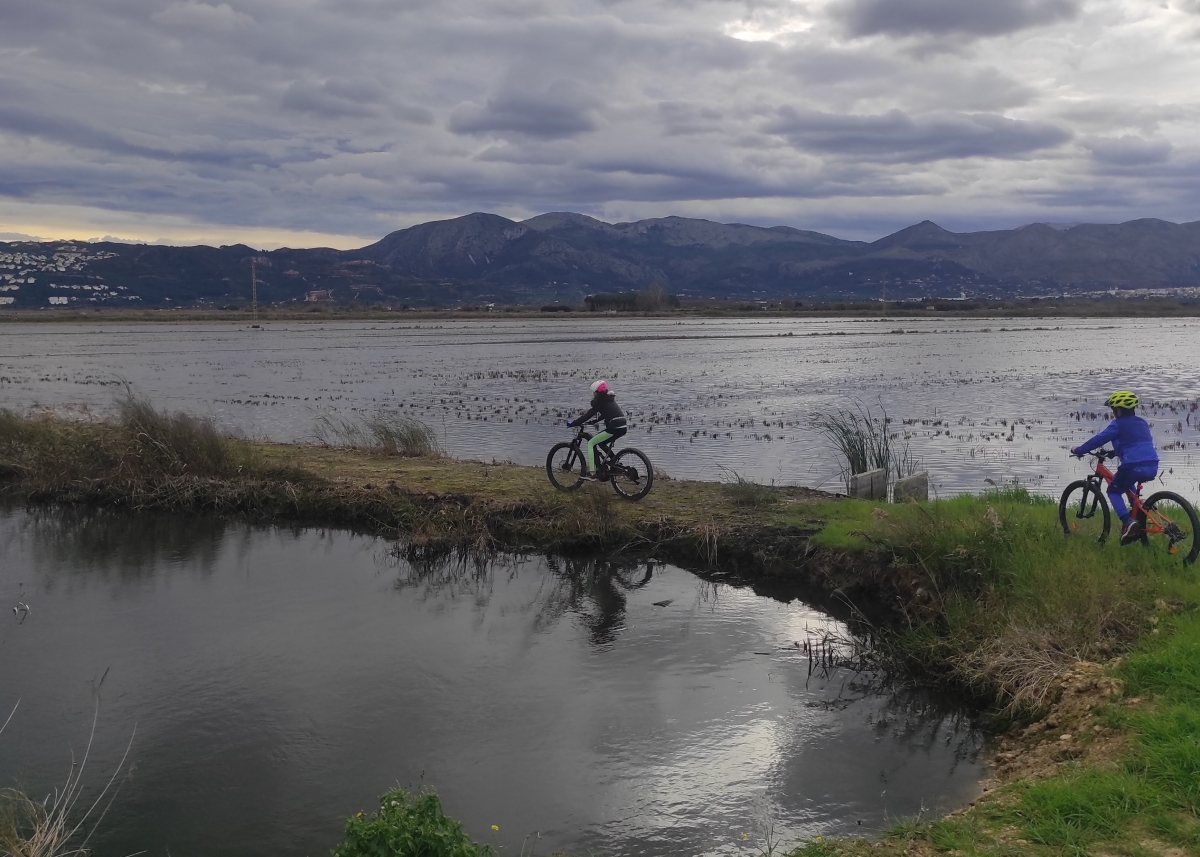 Cicloturismo entre túneles, naranjos y antiguos trenes: las vías verdes de Alicante