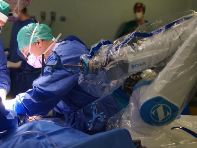 El Hospital Clínico incorpora una innovadora herramienta de cirugía robótica en intervenciones de prótesis de cadera