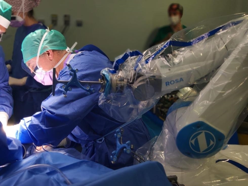 El Hospital Clínico incorpora una innovadora herramienta de cirugía robótica en intervenciones de prótesis de cadera