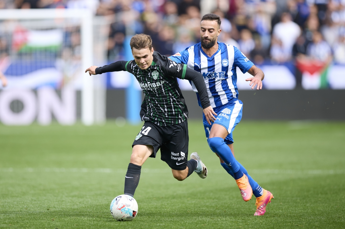 Aleix Febas y Abde Rebbach pugnan por un balón - Foto: EP