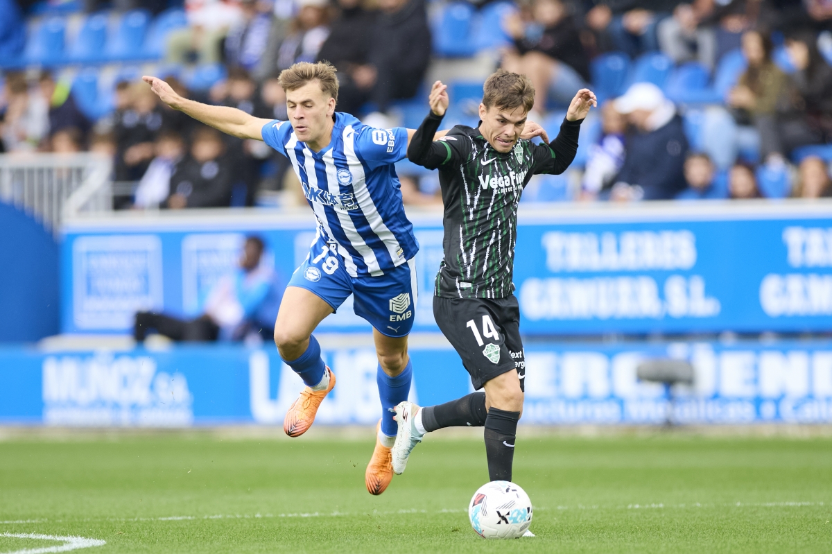 Aleix Febas en el transcurso del partido del Elche CF en Vitoria