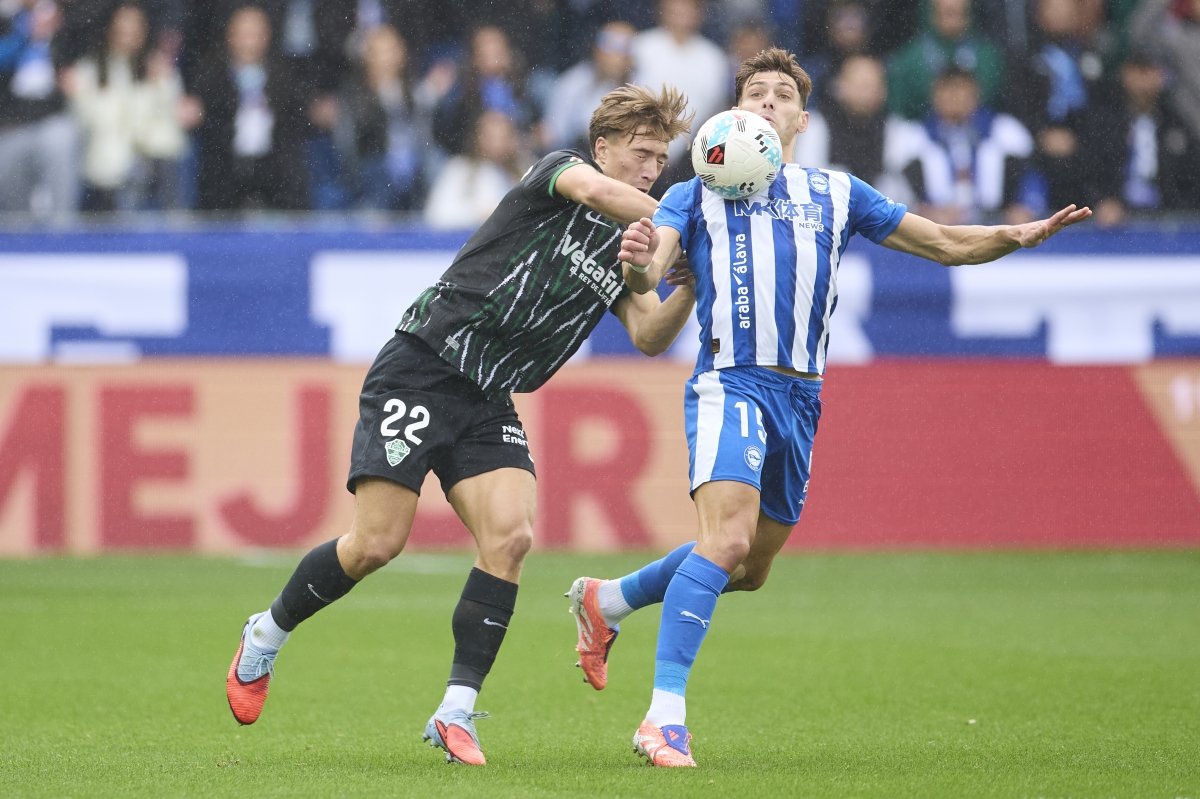 David Affengruber y Lucas Boyé pelean un balón