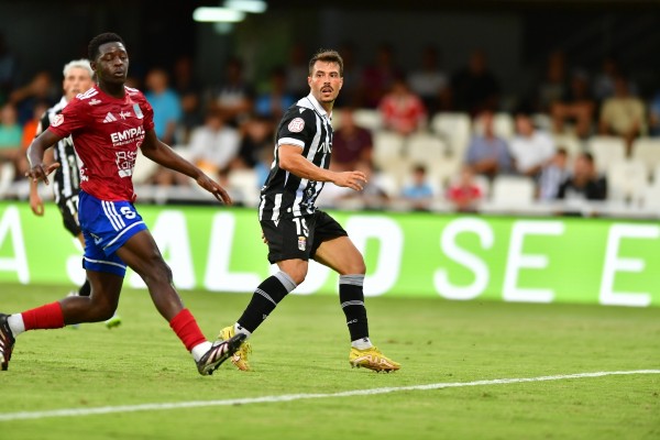 Un Efesé muy efectivo mantiene su idilio con el Cartagonova y es tercero en Primera RFEF