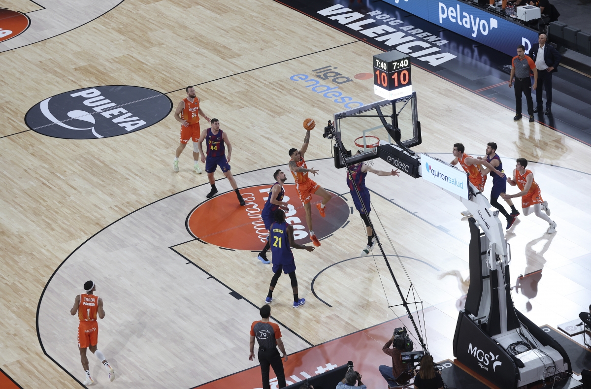 Valencia Basket 'arrolla' al Barça en el debut liguero