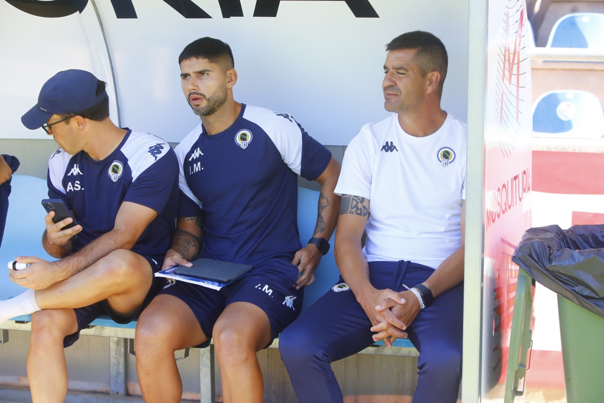 Rubén Torrecilla, en el banquillo del Hércules CF en Teruel - Foto: LOF