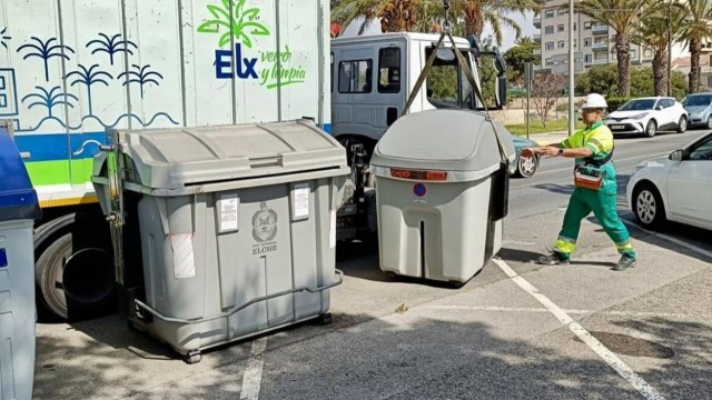 Elche culmina la implantación del contenedor marrón con 8 rutas de recogida de residuos orgánicos