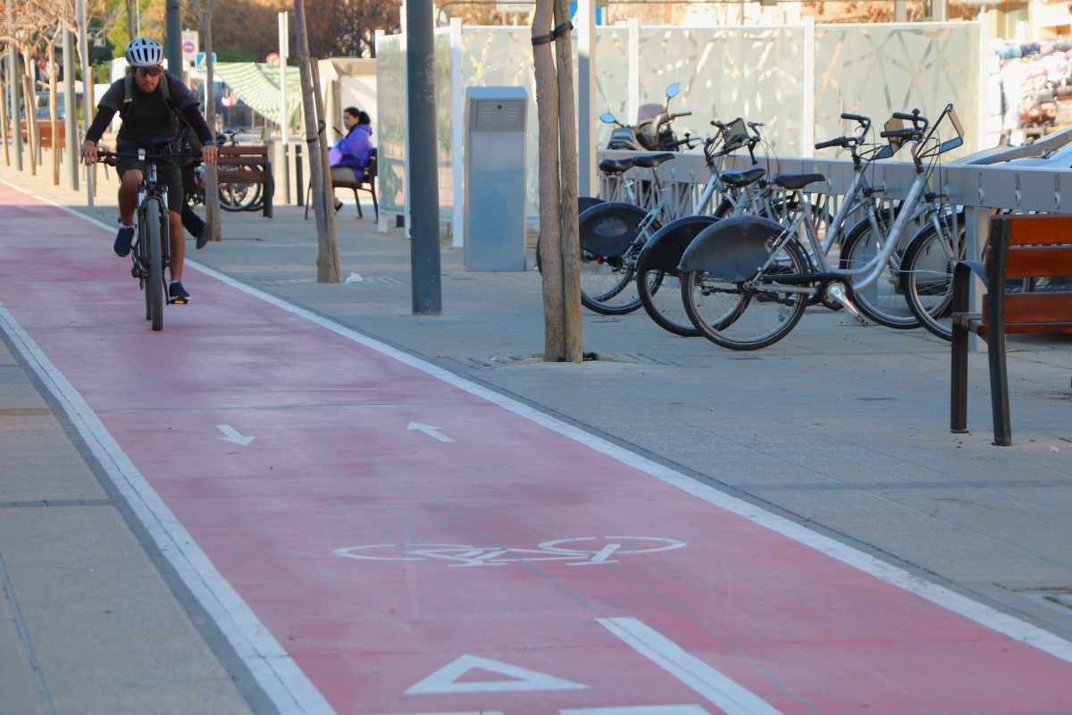Un usuario del carril bici en Quart de Poblet. - Foto: AYUNTAMIENTO DE QUART DE POBLET