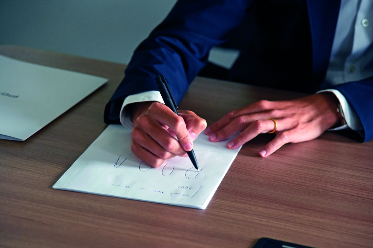 Javier Rivera dibuja la composición de los bloques de la fábrica. 