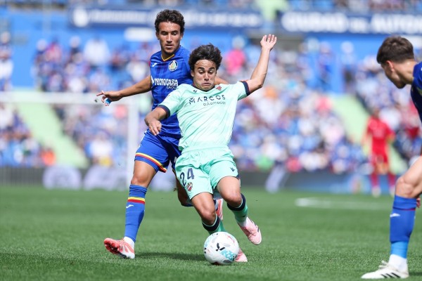 Danvila cree que Carlos Álvarez renovará su contrato con el Levante este otoño