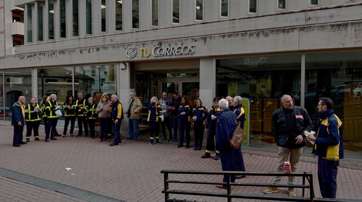 Concentración de trabajadores de Correos en Alcoy el pasado febrero. - 