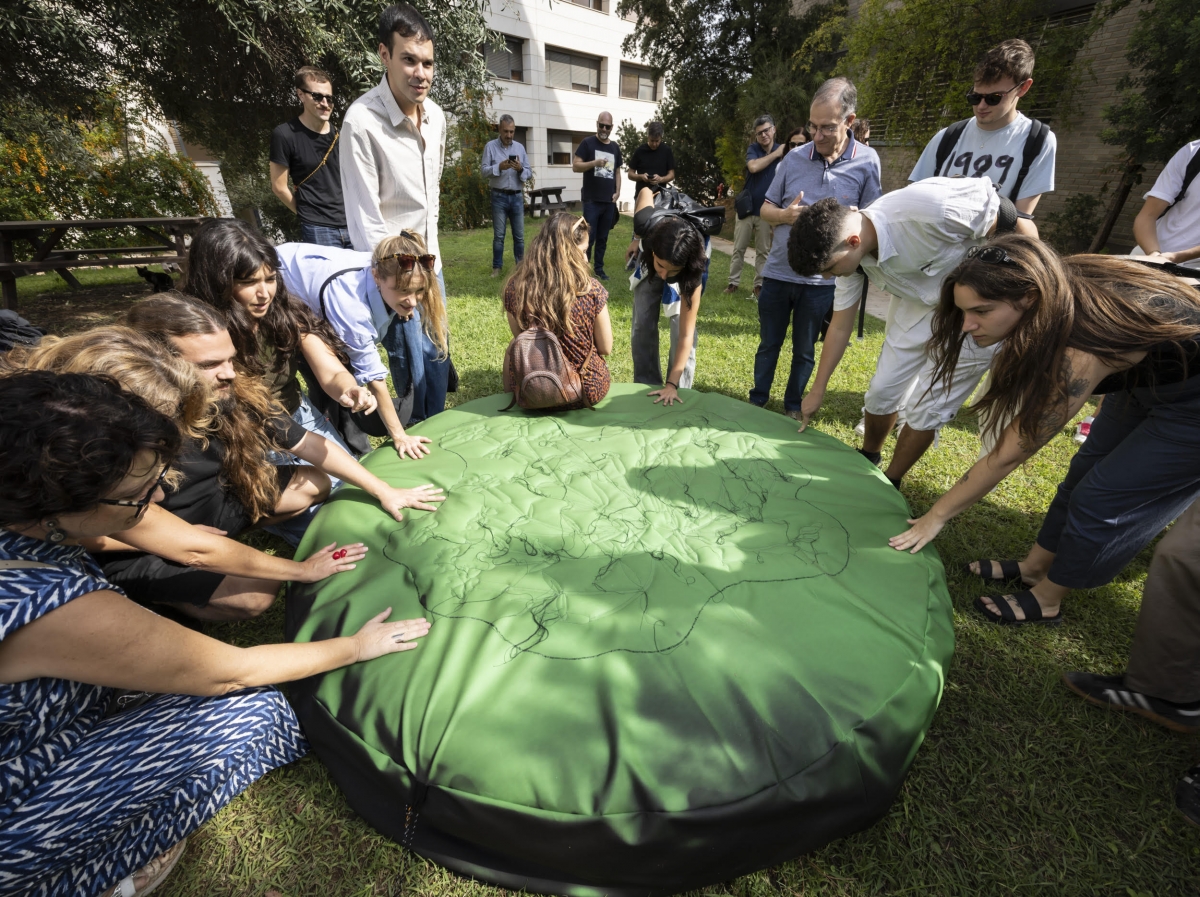 Obra ¿Cuánto tiempo tarda en marchitarse una flor? de Reyes Pe.  - Foto: MIGUEL LORENZO.