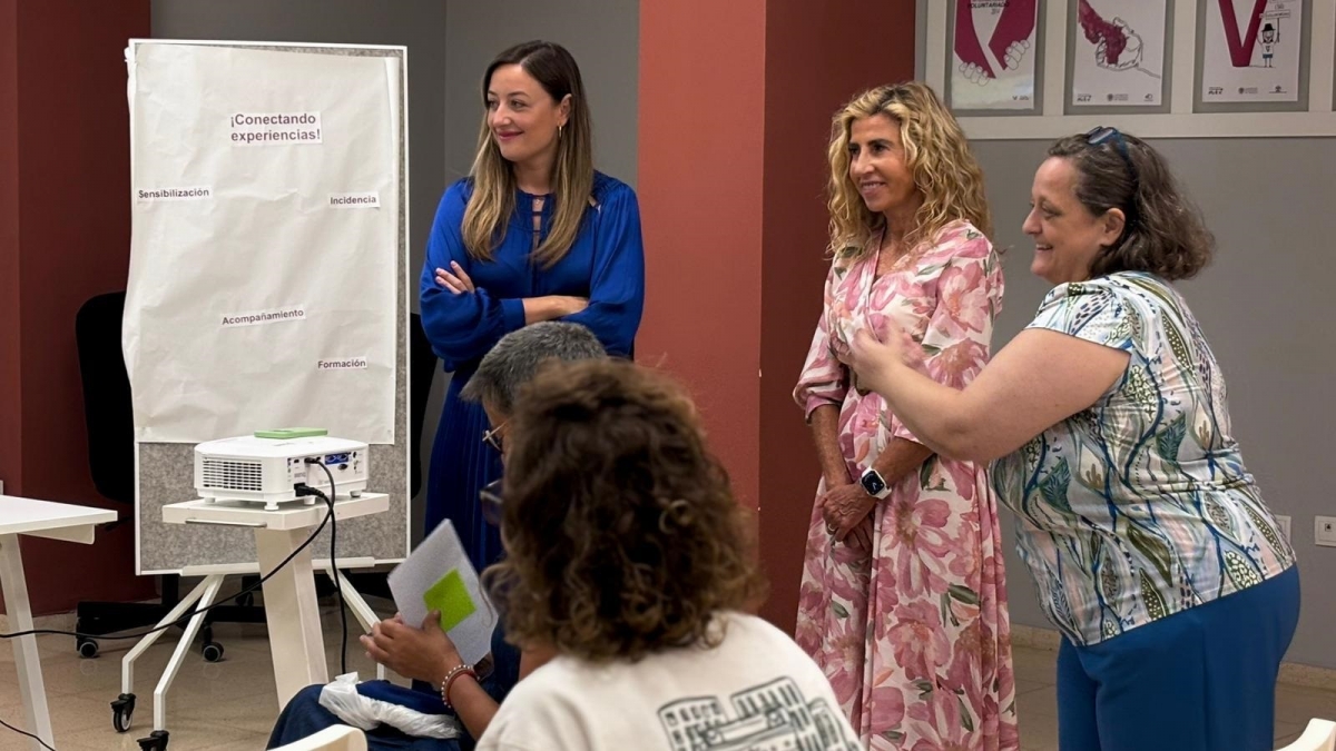 Las mujeres mayores recibirán apoyo municipal para aprender a usar el móvil con autonomía