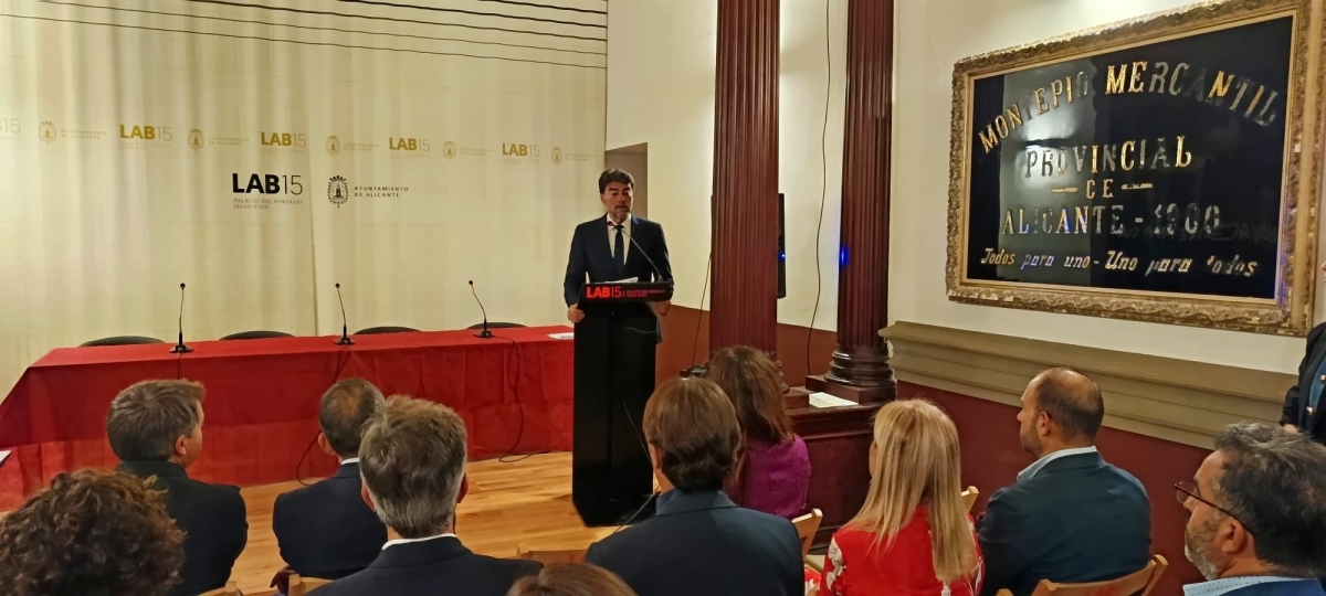 El alcalde de Alicante, Luis Barcala, en la apertura de la jornada de turismo de la FEMP.