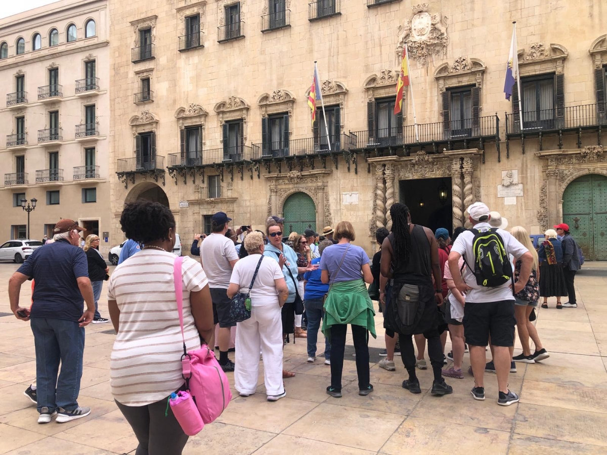 Un grupo de turistas, ante el edificio histórico del Ayuntamiento de Alicante. - 